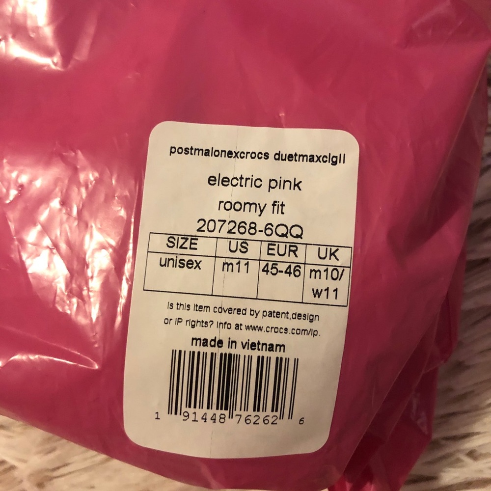 Post Malone NIB Unisex Crocs Electric Pink - Picture 3 of 7